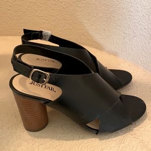 NWOT Black heeled sandals